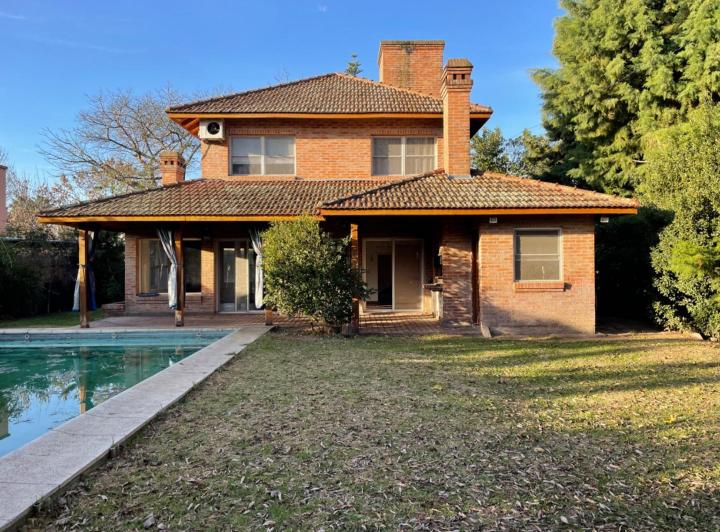 Casa · 260m² · 4 Ambientes · 1 Cochera