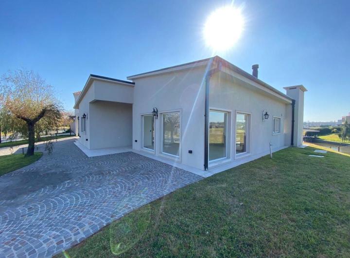 Casa · 170m² · 4 Ambientes · 2 Cocheras