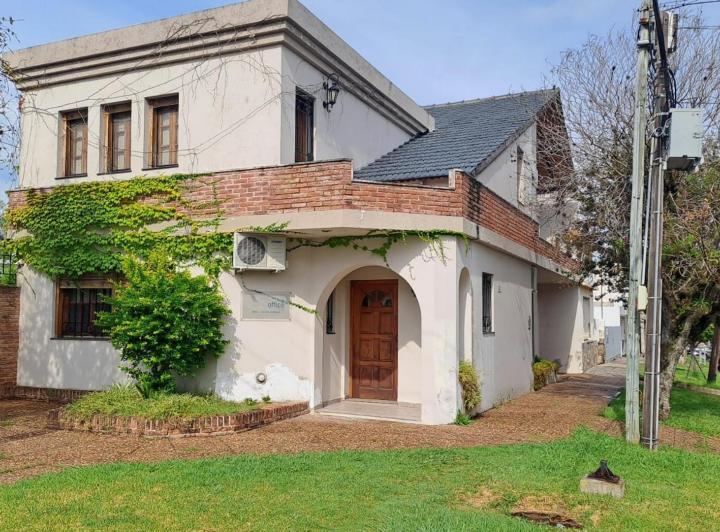 Casa · 310m² · 4 Ambientes · 3 Cocheras