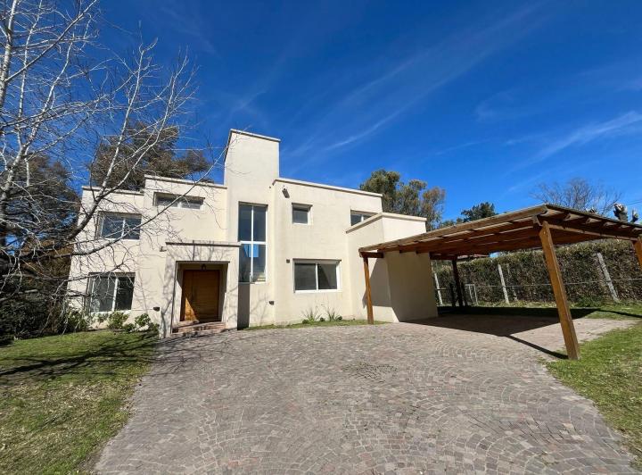 Casa · 290m² · 4 Ambientes · 2 Cocheras