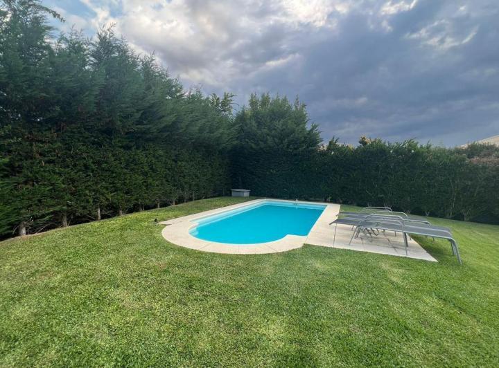 Casa · 185m² · 8 Ambientes · 2 Cocheras