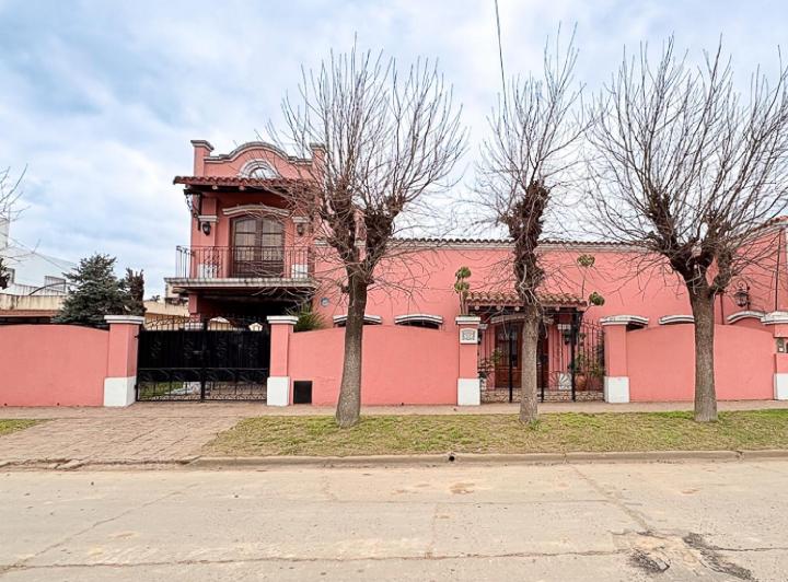 Casa · 270m² · 7 Ambientes · 3 Cocheras