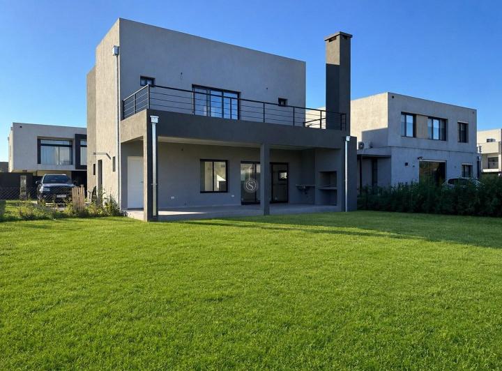 Casa · 176m² · 5 Ambientes · 2 Cocheras