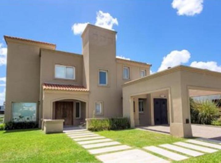 Casa · 250m² · 5 Ambientes · 2 Cocheras