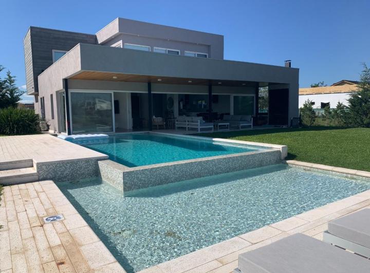 Casa · 230m² · 5 Ambientes · 1 Cochera