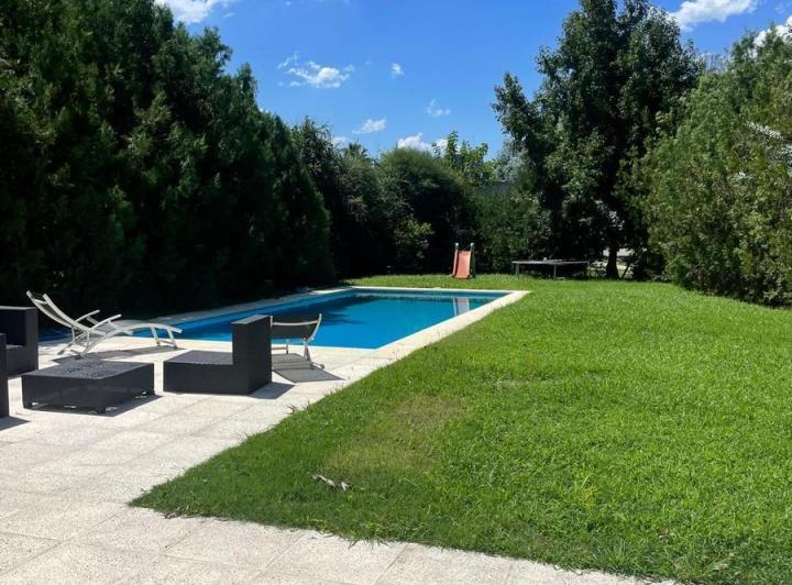 Casa · 219m² · 5 Ambientes · 4 Cocheras