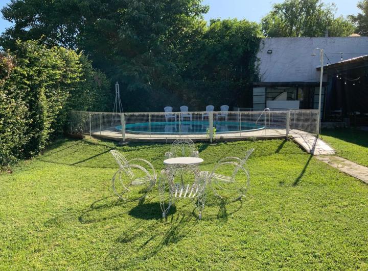 Casa · 1020m² · 3 Ambientes · 4 Cocheras