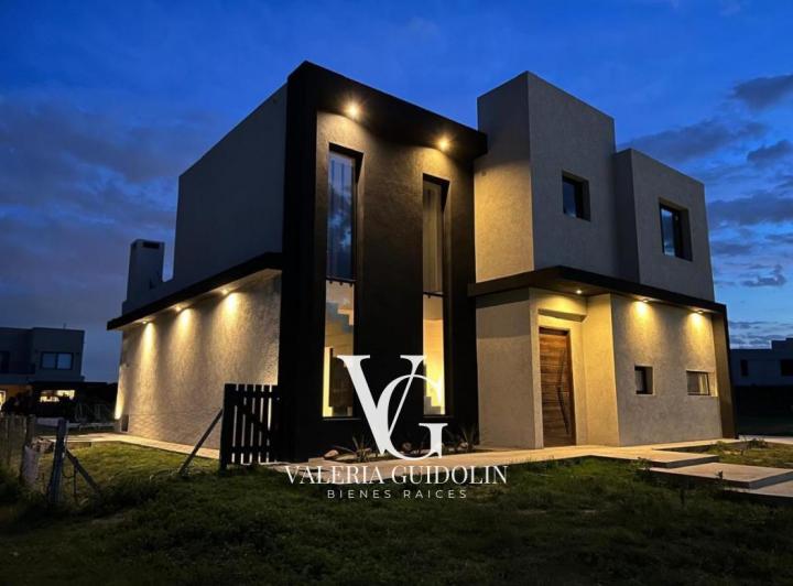 Casa · 250m² · 4 Ambientes · 2 Cocheras