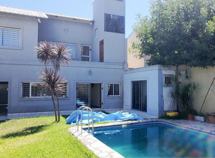 Casa · 325m² · 5 Ambientes · 2 Cocheras