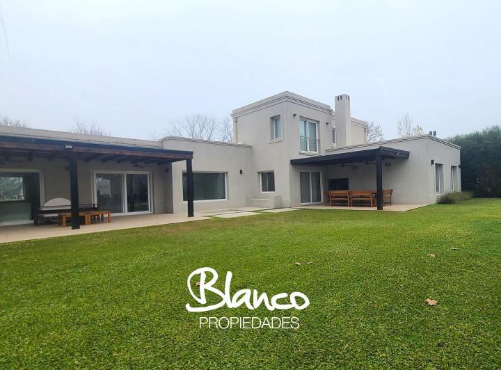 Casa · 240m² · 4 Ambientes · 1 Cochera