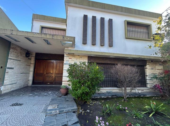 Casa · 200m² · 4 Ambientes · 2 Cocheras