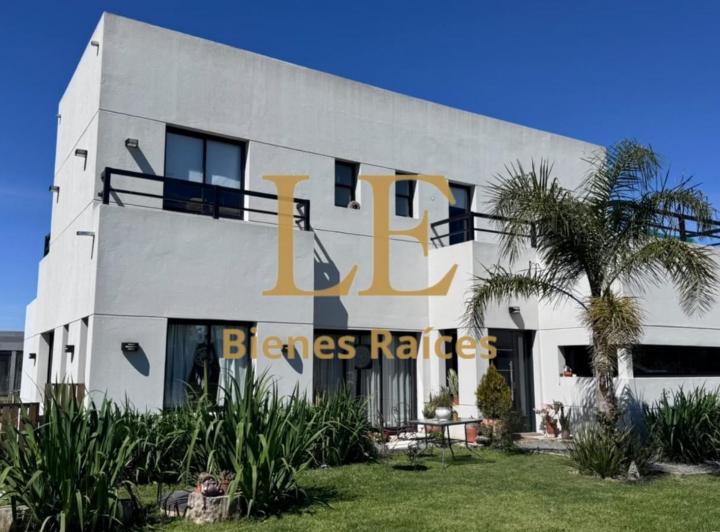 Casa · 210m² · 4 Ambientes · 3 Cocheras