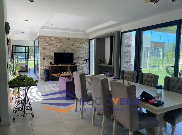 Casa · 164m² · 4 Ambientes · 6 Cocheras