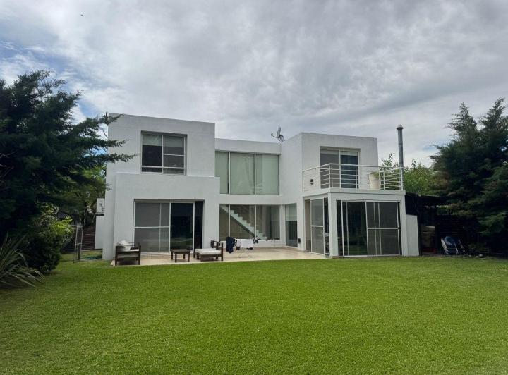 Casa · 205m² · 4 Ambientes · 2 Cocheras