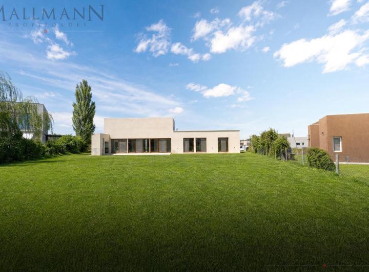 Casa · 144m² · 4 Ambientes · 2 Cocheras