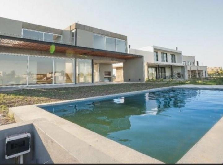 Casa · 189m² · 5 Ambientes · 2 Cocheras