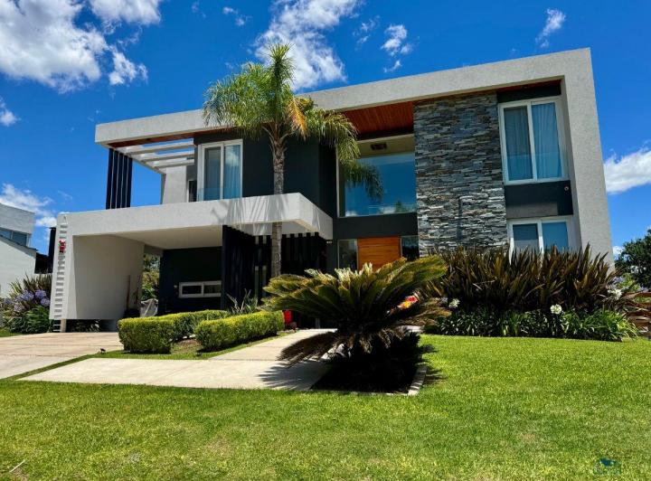Casa · 360m² · 6 Ambientes · 4 Cocheras
