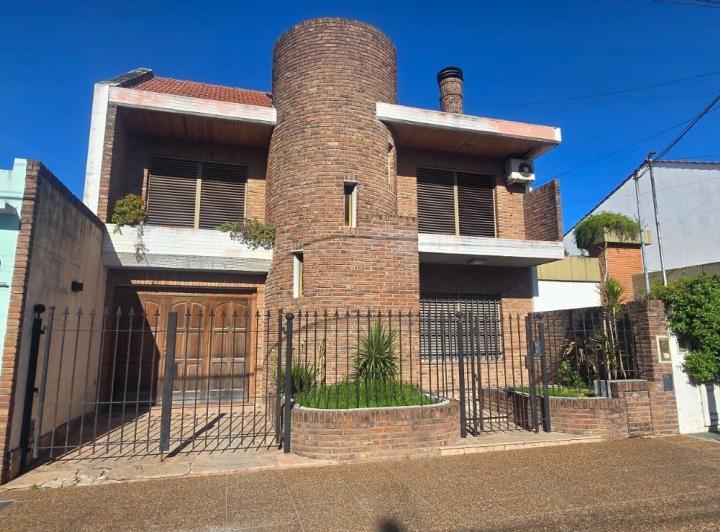 Casa · 200m² · 4 Ambientes · 2 Cocheras