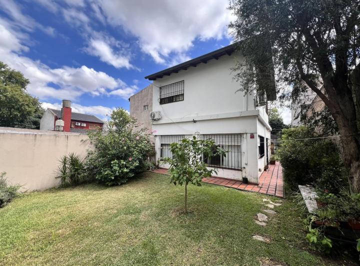 Casa · 215m² · 5 Ambientes · 2 Cocheras