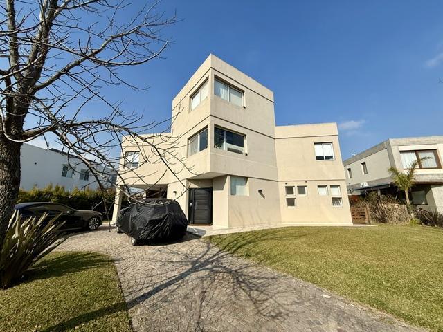 Casa · 380m² · 4 Ambientes · 4 Cocheras