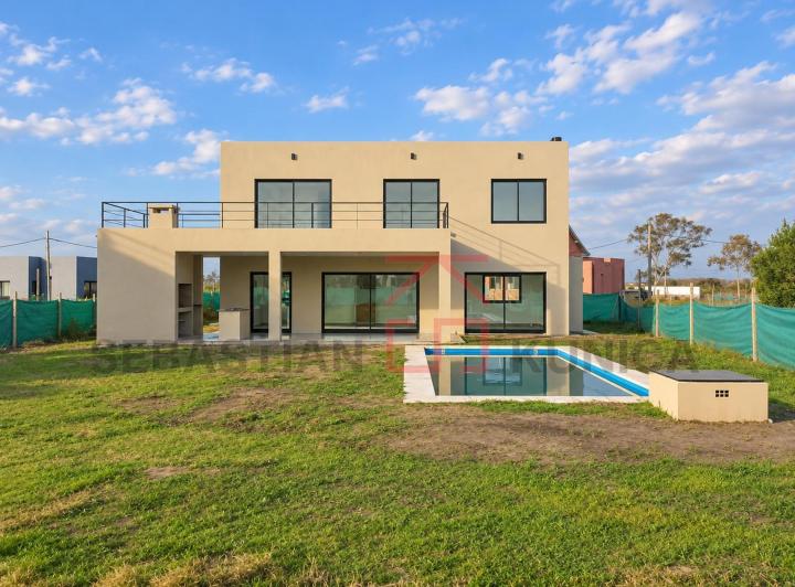 Casa · 165m² · 4 Ambientes · 3 Cocheras