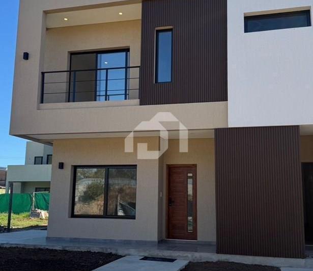 Casa · 147m² · 5 Ambientes · 2 Cocheras