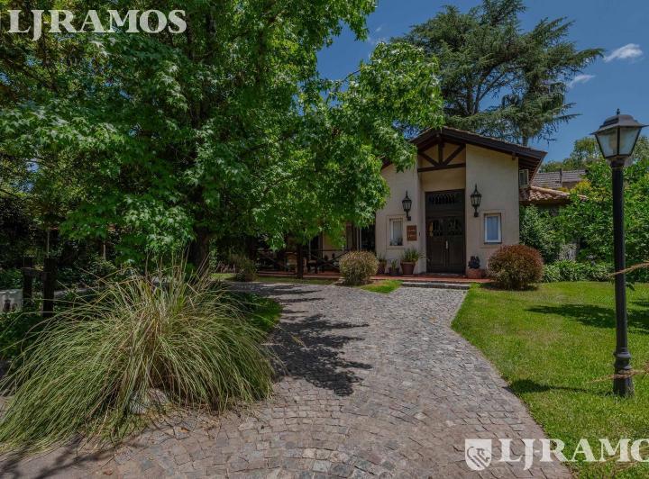 Casa · 143m² · 5 Ambientes · 4 Cocheras
