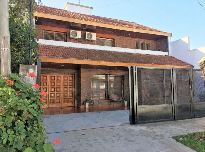 Casa · 235m² · 4 Ambientes · 3 Cocheras