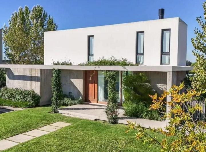 Casa · 90m² · 5 Ambientes · 4 Cocheras