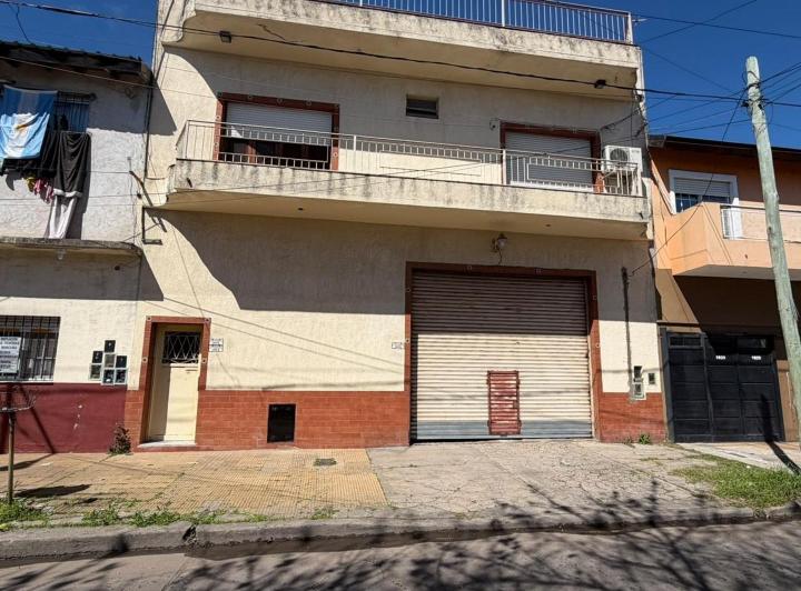 Casa · 368m² · 4 Ambientes · 8 Cocheras