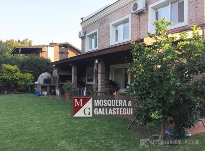 Casa · 260m² · 5 Ambientes · 1 Cochera