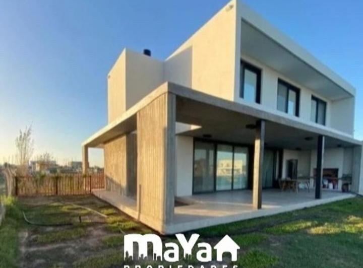 Casa · 170m² · 4 Ambientes · 2 Cocheras
