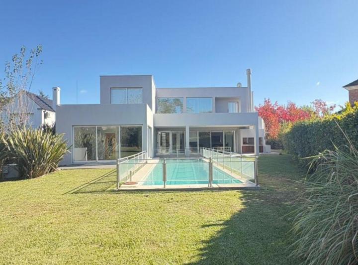 Casa · 397m² · 2 Cocheras