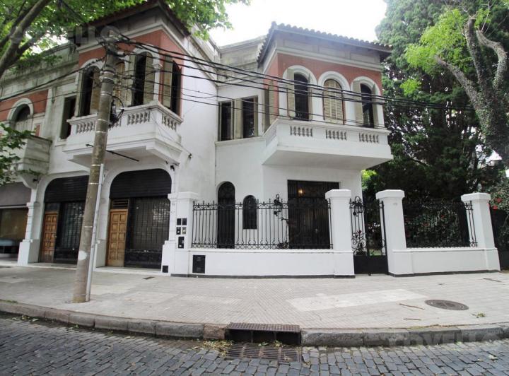 Casa · 496m² · 6 Ambientes · 1 Cochera