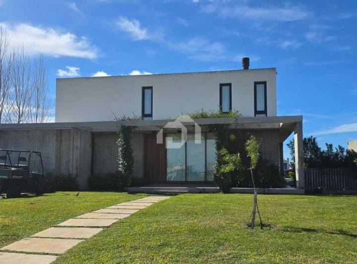 Casa · 170m² · 4 Ambientes · 2 Cocheras