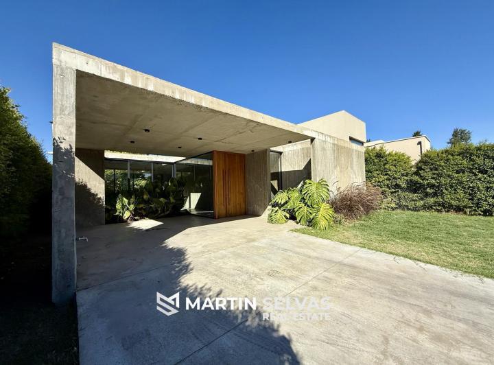 Casa · 180m² · 4 Ambientes · 2 Cocheras