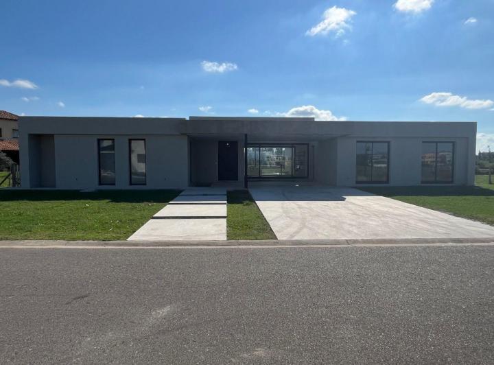 Casa · 259m² · 6 Ambientes · 2 Cocheras