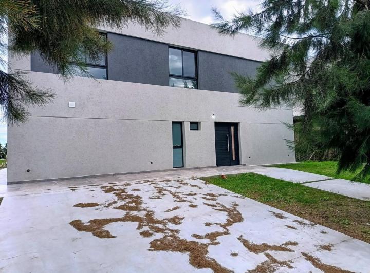 Casa · 256m² · 6 Ambientes · 2 Cocheras