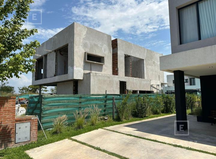 Casa · 180m² · 5 Ambientes · 2 Cocheras
