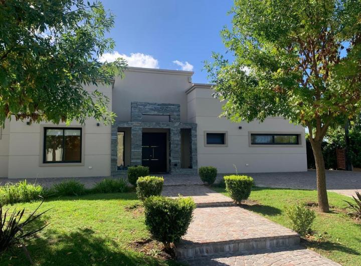 Casa · 170m² · 4 Ambientes · 1 Cochera