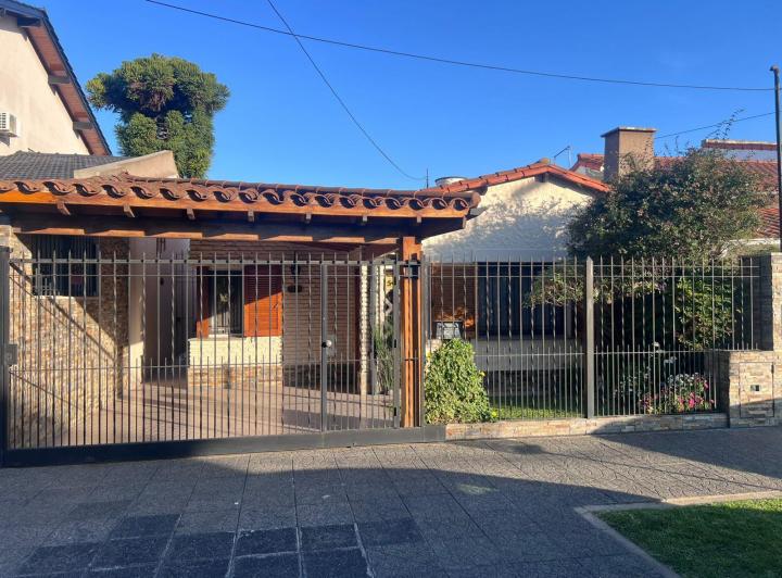 Casa · 160m² · 4 Ambientes · 1 Cochera