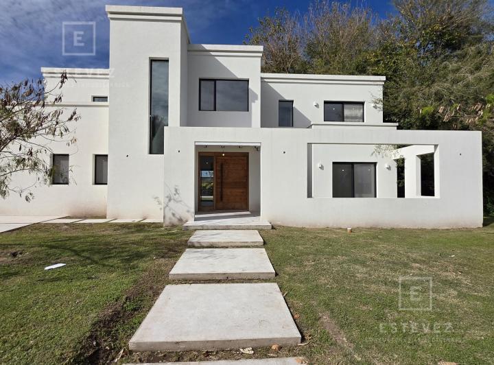 Casa · 224m² · 6 Ambientes · 2 Cocheras