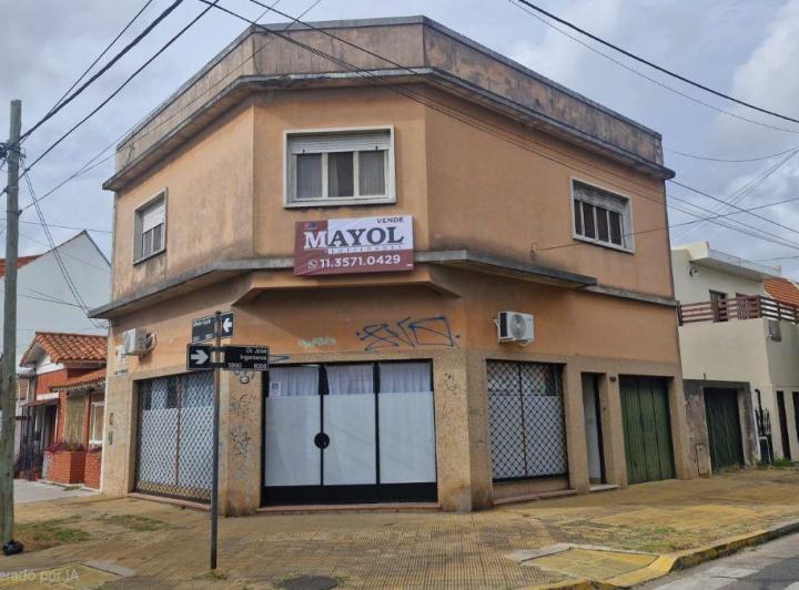 Casa · 197m² · 3 Ambientes · 2 Cocheras