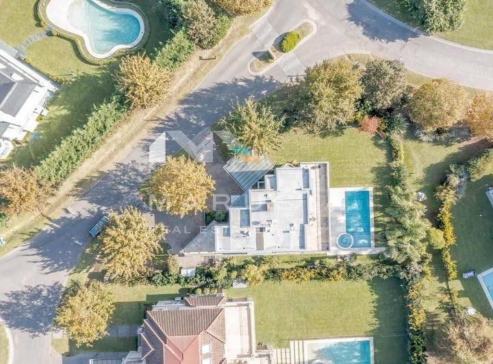 Casa · 311m² · 5 Ambientes · 2 Cocheras