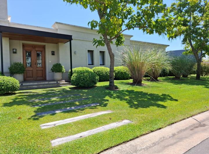 Casa · 799m² · 3 Dormitorios · 4 Cocheras