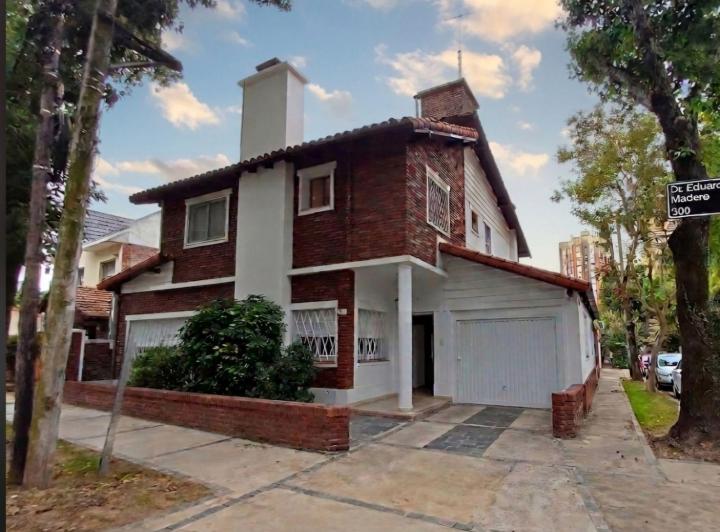 Casa · 205m² · 6 Ambientes · 2 Cocheras