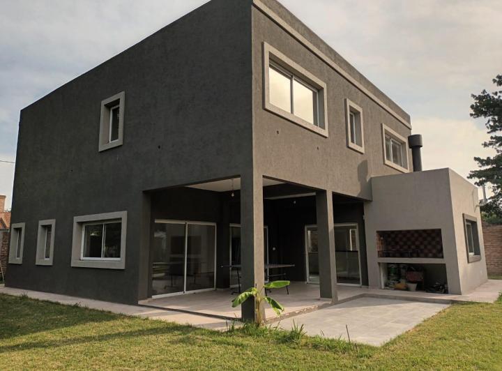 Casa · 250m² · 4 Ambientes · 2 Cocheras