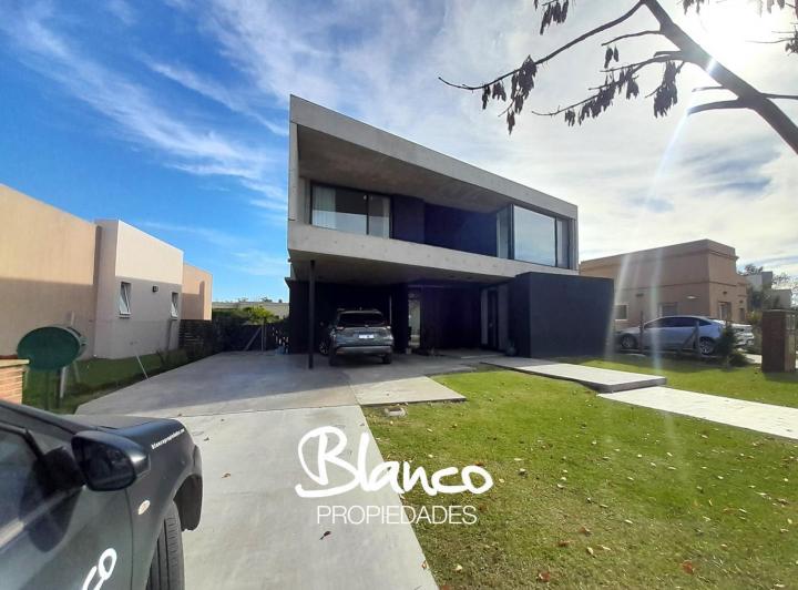 Casa · 190m² · 5 Ambientes · 2 Cocheras