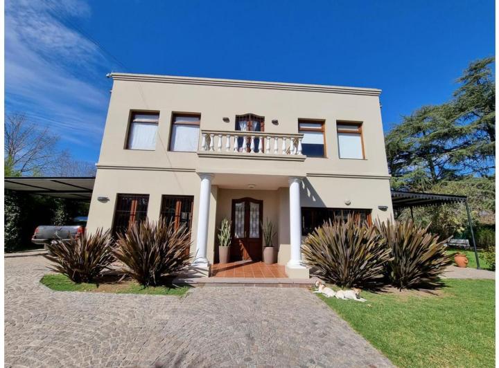 Casa · 300m² · 4 Ambientes · 4 Cocheras