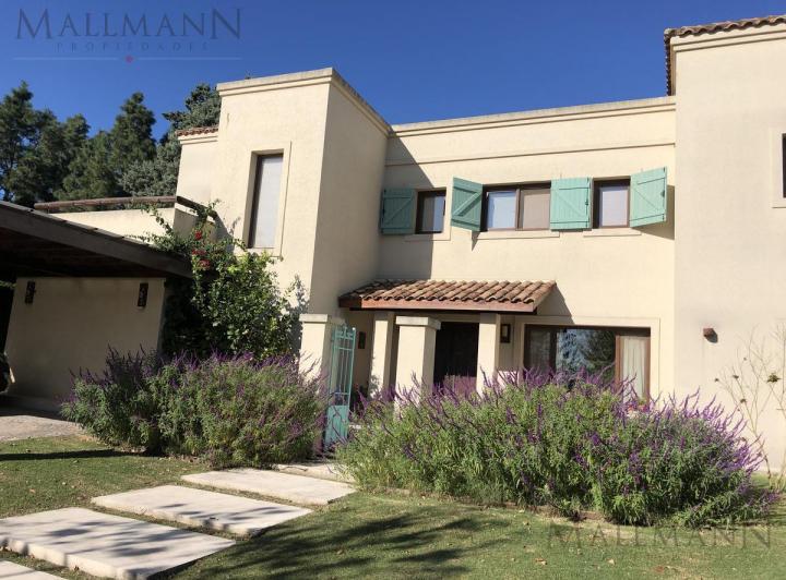 Casa · 350m² · 7 Ambientes · 2 Cocheras